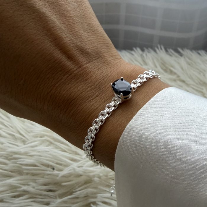 Pulsera con piedra negra en acero blanco