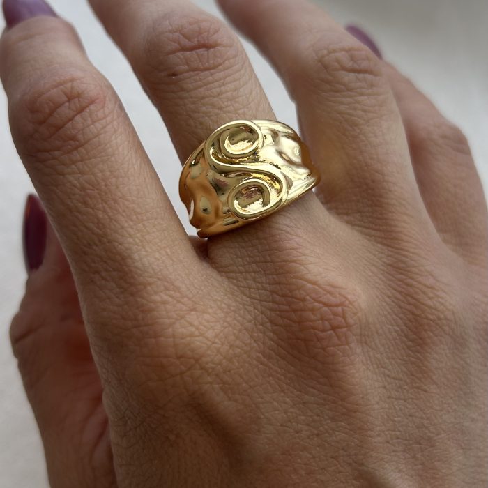 Anillo tipo martillado 22 acero dorado
