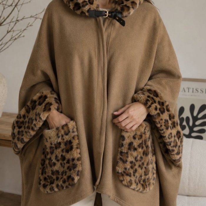 Poncho marrón/ animal print con hebilla en cuello