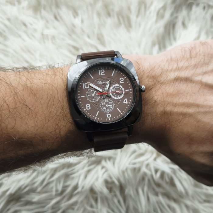 Reloj goma marrón borde negro