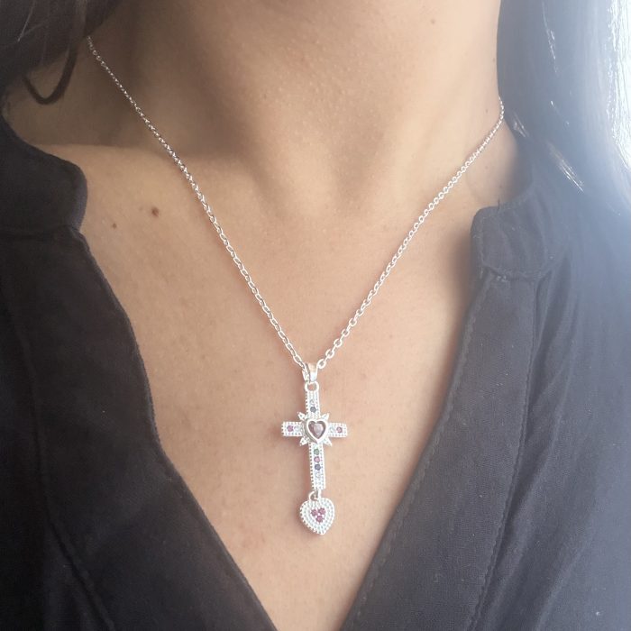 Conjunto cruz corazón rojo en acero blanco