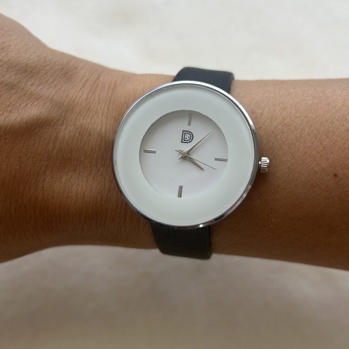 Reloj negro borde plateado