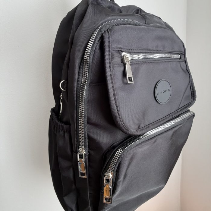 Mochila negra varias reparticiones